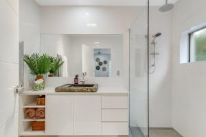 Dog-Friendly Beach House @ Black Rocks by uHoliday