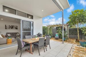 Dog-Friendly Beach House @ Black Rocks by uHoliday