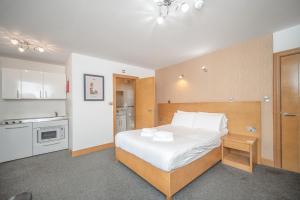Deluxe Double Studio room in Flexistay Aparthotel Sutton