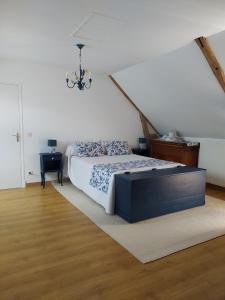 Maisons d'hotes Les Ormeaux : Chambre Familiale avec Salle de Bains Privative