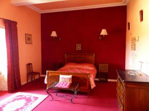 Sejours chez l'habitant Logis de La Meschaussee, dans donjon du XIe siecle : Chambre Double avec Baignoire Spa