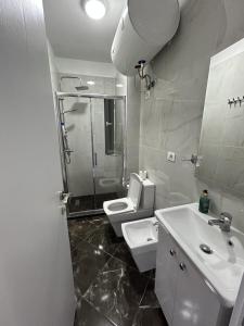 Center, Selvia White Apartment