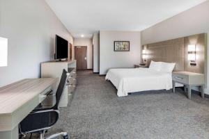 King Room with Roll-in Shower - Mobility Access/Non-Smoking room in Best Western Plus Jackson/Cape Girardeau