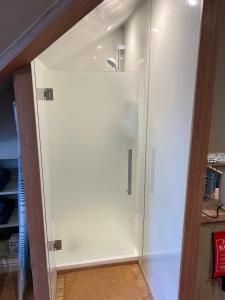 1 Bed Studio - Sleeps 2 - Wifi - Parking