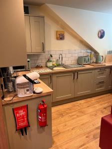 1 Bed Studio - Sleeps 2 - Wifi - Parking