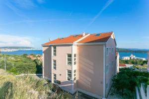 Apartments with parking space Seget Donji, Trogir - 21374