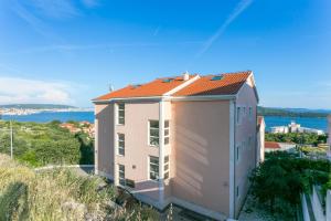 Apartments with a parking space Seget Donji, Trogir - 21374