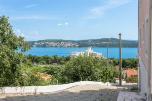 Apartments with a parking space Seget Donji, Trogir - 21374