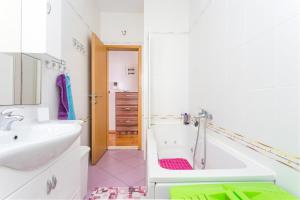 Apartments with parking space Seget Donji, Trogir - 21374