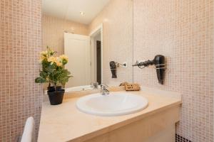 Modern Sea & Lake View Penthouse with Private Jacuzzi - 8 min to Puente Romano