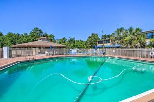 Gulf Breeze Escape with Patio and Community Pool!
