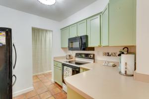 Gulf Breeze Escape with Patio and Community Pool!