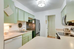 Gulf Breeze Escape with Patio and Community Pool!