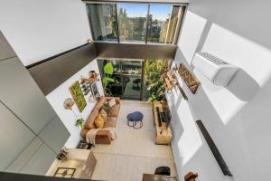 Sol Docklands - Unique 3 Bedroom Loft, Infinity Pool, Gym, Free Parking and Free Trams