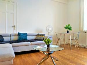 Le Bout du Pont - 5 min à pied de la gare Villebourbon et de lhypercentre - Vue sur Pont Vieux - Grande terrasse - 8 couchages - 3 chambres spacieuses - 4 lits - Places de stationnement gratuites au pied de limmeuble