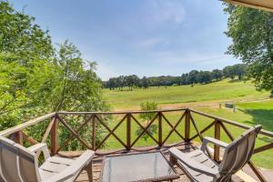 Spacious Arkansas Abode with Balcony and Fire Pit! - 3hvězdičkové hotely ve městě Fort Smith