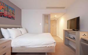Queen Room with City View room in Hampton By Hilton Leeds City Centre