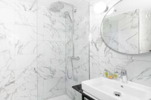 Deluxe King Room room in Hilton Garden Inn London Heathrow Airport
