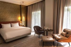 Deluxe King Room room in Lincoln Plaza London Curio Collection By Hilton