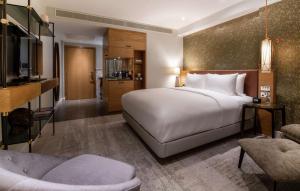 King Guest Room room in Lincoln Plaza London Curio Collection By Hilton