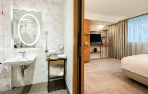 Queen Room - Mobility Access room in Lincoln Plaza London Curio Collection By Hilton