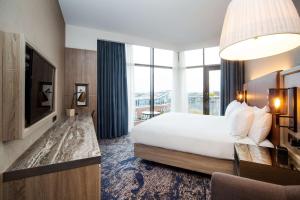 Corner King Room with Balcony room in DoubleTree by Hilton London Kingston Upon Thames