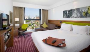 Queen Room - Mobility Access room in Hampton By Hilton Liverpool City Centre