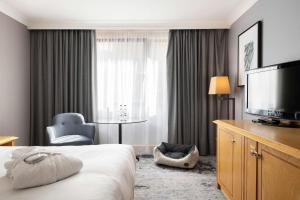 Deluxe Queen Room room in DoubleTree by Hilton Swindon Hotel