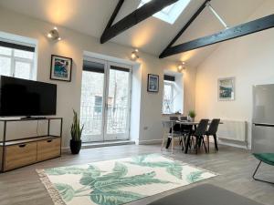 Modern~ Reverse Level~2 bed~Townhouse~Central~Penzance