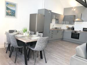 Modern~ Reverse Level~2 bed~Townhouse~Central~Penzance