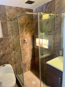 Nawi habitación privada con aire y wifi