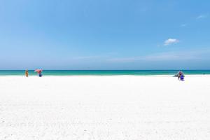 Anna Maria Island Runaway Tropical Dream-One Minute Walk To The Beach-Heated Pool