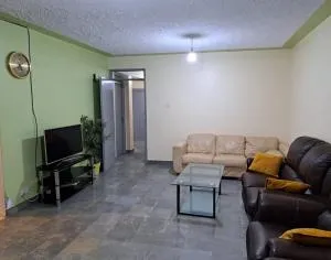 Mfalme House, Ngoingwa Estate, 100 Metres from Thika-Mangu Rd, Close to Thika City Centre - Free Parking, Fast Wi-Fi, Smart TV, 2 Bedrooms Perfect for a Family of 2-4 Members - Kalimoni
