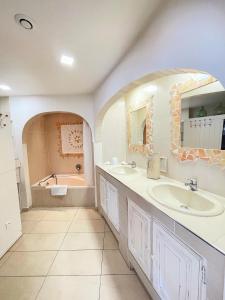 Villas Villa provencale Golfe St Tropez climatisee piscine chauffee, Spa, billard, Wifi haut debit pro : photos des chambres