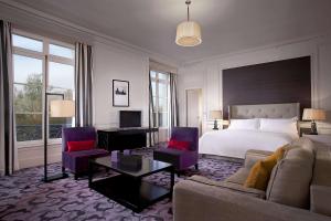 Hotels Waldorf Astoria Versailles - Trianon Palace : Suite Junior Lit King-Size - Palace 5 Étoiles - Vue sur Parc