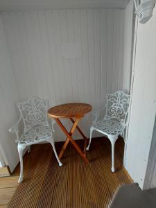 Spacious Garden Guest Suite with private in-suite