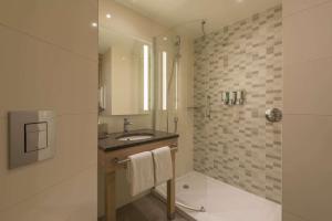 Queen Room with Sofa room in Hampton By Hilton Frankfurt Airport