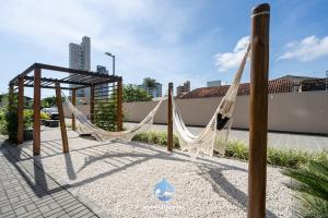 Apartamento 150m da PRAIA com SACADA, WI-FI AR CONDICIONADO, PISCINA, PORTARIA 24h, PLAYGROUND e vaga de GARAGEM