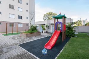 Apartamento 150m da PRAIA com SACADA, WI-FI AR CONDICIONADO, PISCINA, PORTARIA 24h, PLAYGROUND e vaga de GARAGEM