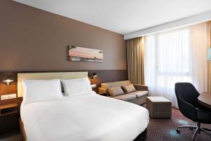 Hotels Hampton By Hilton Toulouse Airport : Chambre Familiale avec Lit Queen-Size