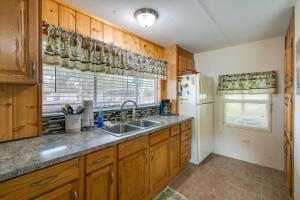 Satsuma Home with Fire Pit and Dunns Creek Access!