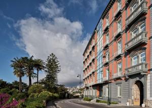 The Britannique Hotel Naples, Curio Collection By Hilton