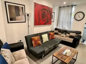 4 Bedroom Terrace house - Orlingbury