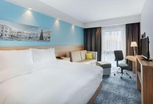 Queen Room with Sofa room in Hampton By Hilton Lublin