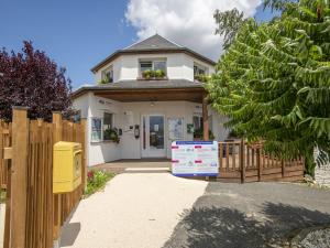 Maisons de vacances Cheerful holiday home in Centre-Val de Loire with pool : photos des chambres