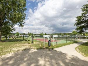 Maisons de vacances Cheerful holiday home in Centre-Val de Loire with pool : photos des chambres