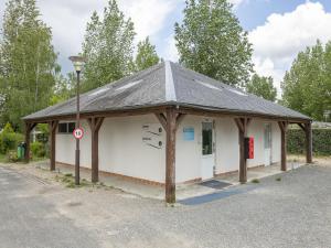 Maisons de vacances Cheerful holiday home in Centre-Val de Loire with pool : photos des chambres