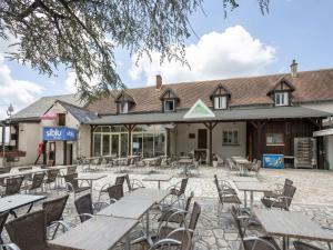 Maisons de vacances Cheerful holiday home in Centre-Val de Loire with pool : photos des chambres