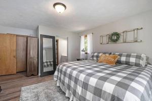 Lakeside Getaway with Hot Tub