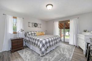 Lakeside Getaway with Hot Tub